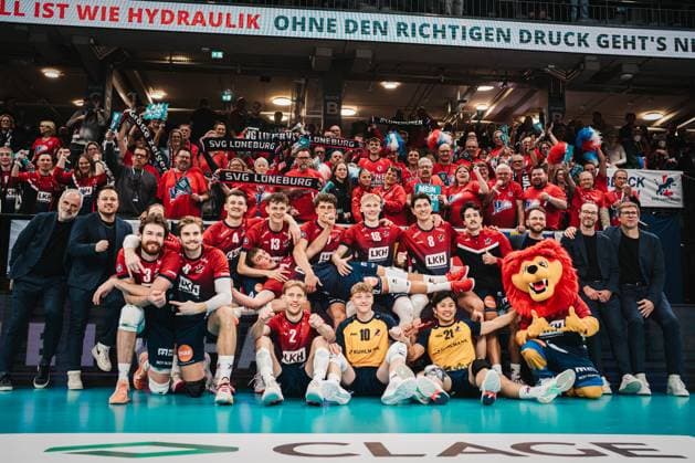 VBL: SVG Lüneburg vs. cerebricks Volley Goats Mitteldeutschland, 25.10.205 Das Siegerfoto von der SVG Lüneburg; 2. Spieltag: SVG Lüneburg vs. cerebricks Volley Goats Mitteldeutschland am 25.10.2025 in der LKH-Arena, Lüneburg Copyright: xBEAUTIFULxSPORTS Tonhäuserx