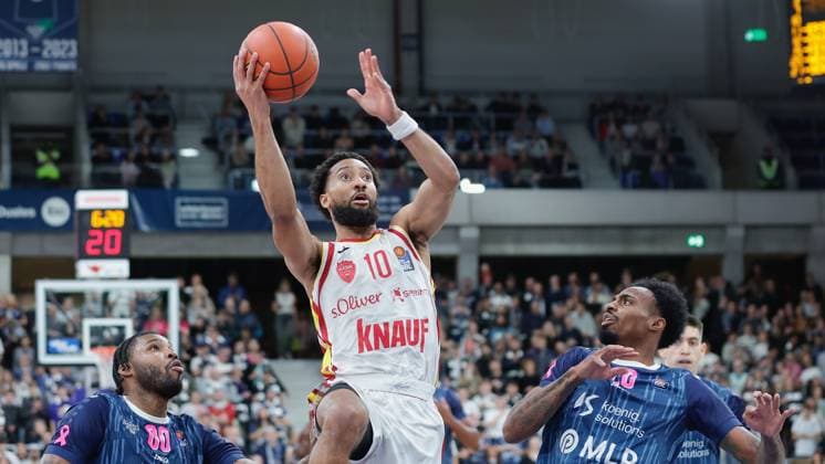 Im Bild: v.li. Marcus Weathers (MLP Academics Heidelberg, 00), Davion Mintz (Wuerzburg Baskets, 10) und Michael Weathers (MLP Academics Heidelberg, 20) 25.10.2025, Basketball, MLP Academics Heidelberg - Fitness First Wuerzburg Baskets, easyCredit BBL, 5. Spieltag, Deutschland, Heidelberg, SNP Dome, Copyright: HMBxMedia xJulienxBecker