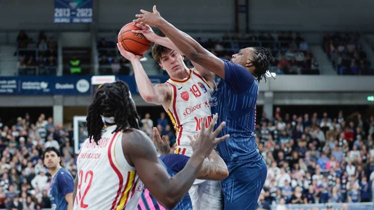 Im Bild: v.li. Charles Thompson (Wuerzburg Baskets, 32), Marcus Weathers (MLP Academics Heidelberg, 00), Christian Skladanowski (Wuerzburg Baskets, 19) und Osun Osunniyi (MLP Academics Heidelberg, 12) 25.10.2025, Basketball, MLP Academics Heidelberg - Fitness First Wuerzburg Baskets, easyCredit BBL, 5. Spieltag, Deutschland, Heidelberg, SNP Dome, Copyright: HMBxMedia xJulienxBecker