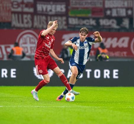 Fussball, Herren, Saison 2025 2026, 2. Bundesliga (10. Spieltag), Hertha BSC - Fortuna Düsseldorf, v.l. Tim Breithaupt (Düsseldorf), Kennet Eichhorn (Hertha BSC), 25.10. 2025,