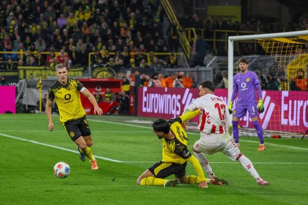 25.10.2025, xfanx, Fussball 1.Bundesliga, Borussia Dortmund - 1.FC Köln v.l. im Zweikampf Nico Schlotterbeck (BVB), Ramy Bensebaini (BVB) und Said El Mala (1. FC Köln) (DFL DFB REGULATIONS PROHIBIT ANY USE OF PHOTOGRAPHS as IMAGE SEQUENCES and or QUASI-VIDEO) Dortmund