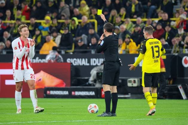 25.10.2025, xfanx, Fussball 1.Bundesliga, Borussia Dortmund - 1.FC Köln v.l. Sebastian Sebulonsen (1. FC Köln) sieht nach einem Foul die gelbe Karte (DFL DFB REGULATIONS PROHIBIT ANY USE OF PHOTOGRAPHS as IMAGE SEQUENCES and or QUASI-VIDEO) Dortmund