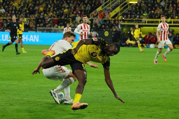 25.10.2025, xfanx, Fussball 1.Bundesliga, Borussia Dortmund - 1.FC Köln v.l. im Zweikampf Timo Hübers Huebers (1. FC Köln) und Serhou Guirassy (BVB), bei dem sich Timo Hübers Huebers (1. FC Köln) schwer am Knie verletzt (DFL DFB REGULATIONS PROHIBIT ANY USE OF PHOTOGRAPHS as IMAGE SEQUENCES and or QUASI-VIDEO) Dortmund