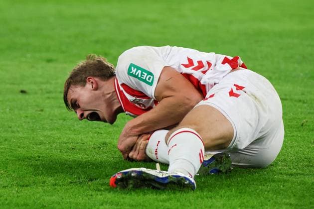 25.10.2025, xfanx, Fussball 1.Bundesliga, Borussia Dortmund - 1.FC Köln v.l. Timo Hübers Huebers (1. FC Köln) verletzt sich so stark beim Zweikampf mit Serhou Guirassy (BVB), dass er ausgewechselt werden muss (DFL DFB REGULATIONS PROHIBIT ANY USE OF PHOTOGRAPHS as IMAGE SEQUENCES and or QUASI-VIDEO) Dortmund
