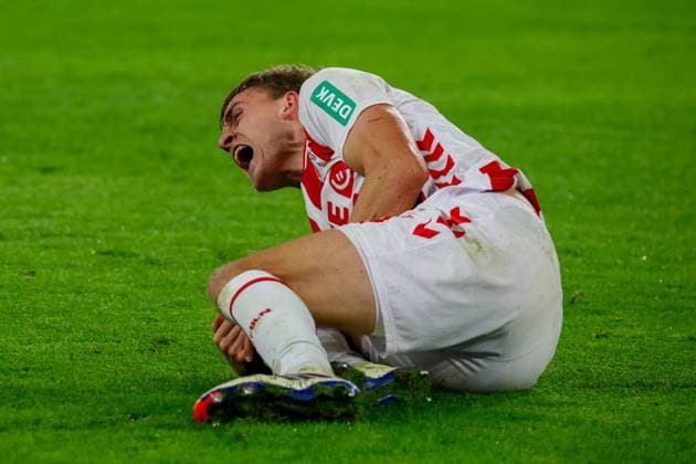 25.10.2025, xfanx, Fussball 1.Bundesliga, Borussia Dortmund - 1.FC Köln v.l. Timo Hübers Huebers (1. FC Köln) verletzt sich so stark beim Zweikampf mit Serhou Guirassy (BVB), dass er ausgewechselt werden muss (DFL DFB REGULATIONS PROHIBIT ANY USE OF PHOTOGRAPHS as IMAGE SEQUENCES and or QUASI-VIDEO) Dortmund