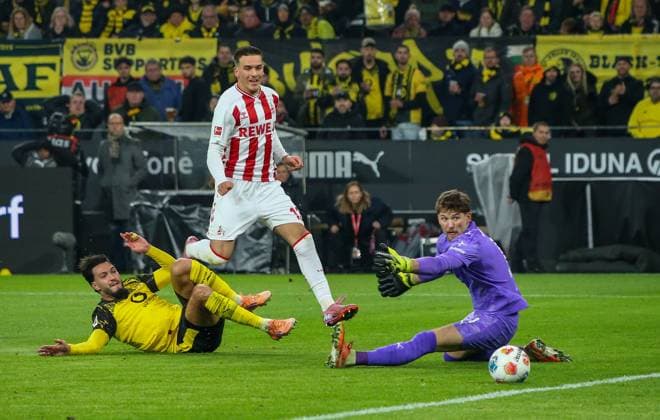 Deutschland: Fussball Bundesliga 2025 26, 8. Spieltag - Borussia Dortmund vs 1. FC Köln - Signal Iduna Park-Stadion (Dortmund): SaÃ¯d El Mala Said El Mala (1. FC Köln, 13) Ramy BensebaÃ¯ni Ramy Bensebaini (Borussia Dortmund, 5) Gregor Kobel (Borussia Dortmund, 1) Dortmund Copyright: xAymanxAlahmedx