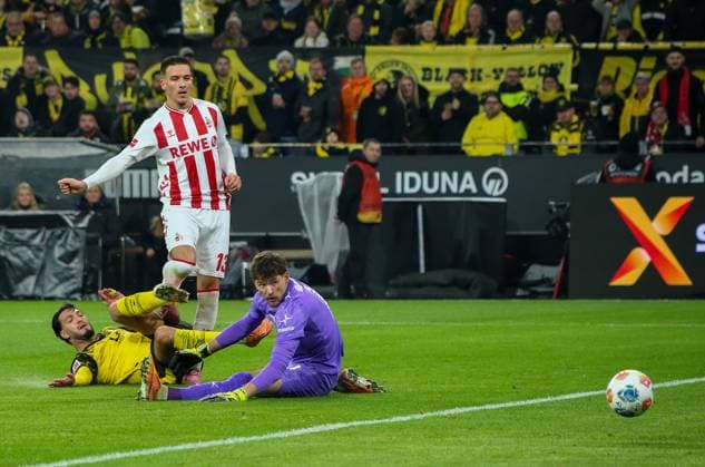 Deutschland: Fussball Bundesliga 2025 26, 8. Spieltag - Borussia Dortmund vs 1. FC Köln - Signal Iduna Park-Stadion (Dortmund): SaÃ¯d El Mala Said El Mala (1. FC Köln, 13) Ramy BensebaÃ¯ni Ramy Bensebaini (Borussia Dortmund, 5) Gregor Kobel (Borussia Dortmund, 1) Dortmund Copyright: xAymanxAlahmedx