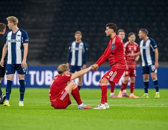 Fussball, Herren, Saison 2025 2026, 2. Bundesliga (10. Spieltag), Hertha BSC - Fortuna Düsseldorf, v.l. Jesper Daland (Düsseldorf), Anouar El Azzouzi (Düsseldorf), 25.10. 2025,