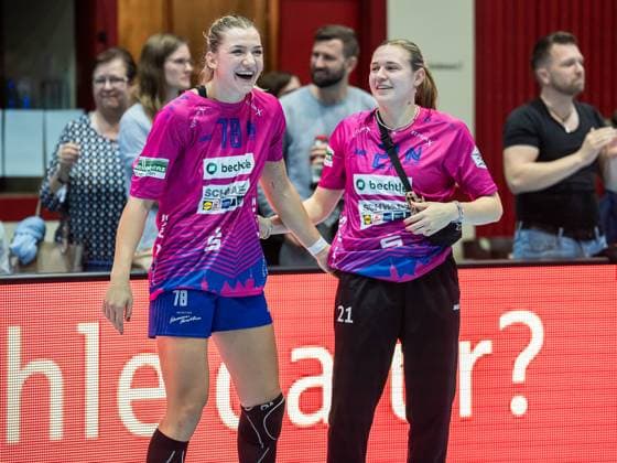 Paulina Uscinowicz Union Neckarsulm, 78) freut sich mit Alessia Riner (Sport-Union Neckarsulm, 21) nach dem knappen Sieg, Sport-Union Neckarsulm vs. Frisch Auf Goeppingen, Handball, 1. Bundesliga, Spielzeit 2025 2026, 25.10.2025 Sport-Union Neckarsulm vs. Frisch Auf Goeppingen, Handball, 1. Bundesliga, Spielzeit 2025 2026, 25.10.2025 Neckarsulm Copyright: xEibner-Pressefoto MichaelxSchmidx EP_MST