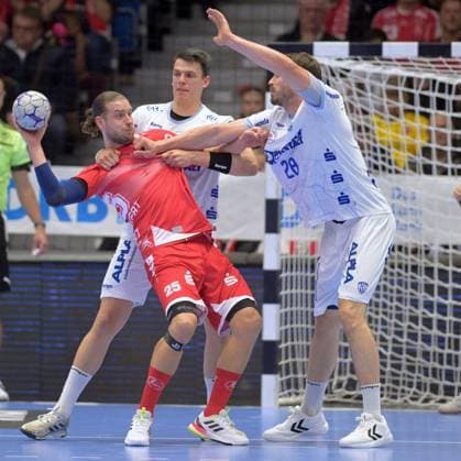 Olle Forsell Schefvert (MT Melsungen 25) (am Ball), Frederik Simak (TBV Lemgo Lippe 8) (L), Hendrik Wagner (TBV Lemgo Lippe 28) (R) , GER, MT Melsungen - TBV Lemgo Lippe, Handball, 1. Bundesliga, 10. Spieltag, Saison 2025 2026, 25.10.2025, GER, MT Melsungen - TBV Lemgo Lippe, Handball, 1. Bundesliga, 10. Spieltag, Saison 2025 2026, 25.10.2025 Kassel Copyright: xEibner-Pressefotox xRolandxSippelx EP_RSL