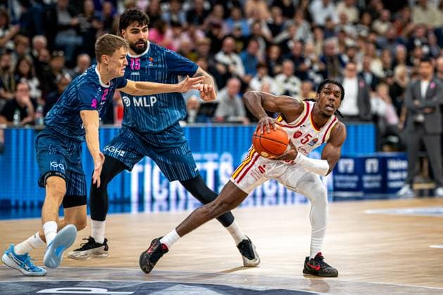 easyCredit BBL: MLP Academics Heidelberg – Fitness First Würzburg Baskets; 25.10.2025 Marcus Carr (5; Fitness First) dribbelt, Marcel Keßen (15; MLP Academics Heidelberg) und Niklas Würzner (2; MLP Academics Heidelberg) verteidigen easyCredit BBL: MLP Academics Heidelberg – Fitness First Würzburg Baskets am 25.10.2025 im SNP-Dome, Heidelberg Copyright: xBEAUTIFULxSPORTS Gelhardtx