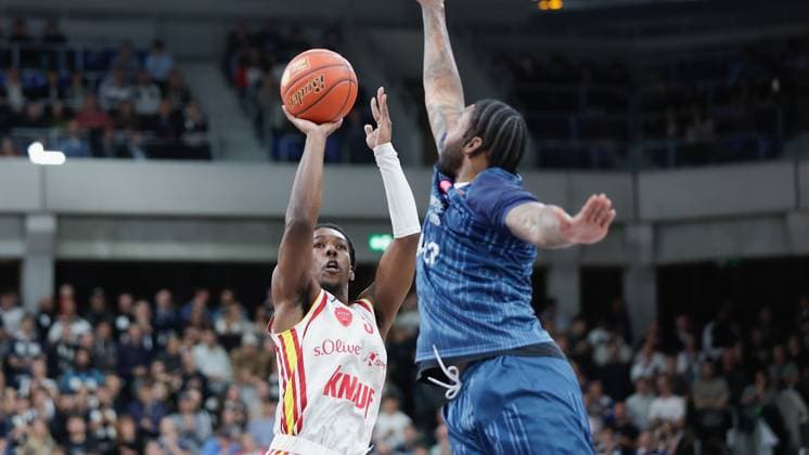Im Bild: v.li. Marcus Carr(Wuerzburg Baskets, 5) gegen Marcus Weathers (MLP Academics Heidelberg, 00) 25.10.2025, Basketball, MLP Academics Heidelberg - Fitness First Wuerzburg Baskets, easyCredit BBL, 5. Spieltag, Deutschland, Heidelberg, SNP Dome, Copyright: HMBxMedia xJulienxBecker