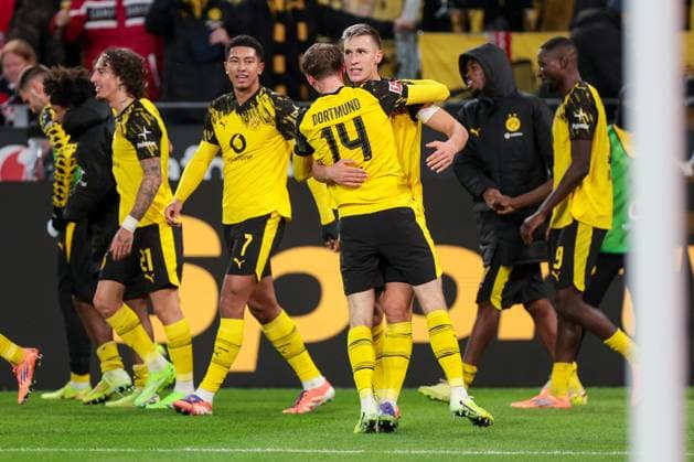 25.10.2025, 1. Bundesliga, 8. Spieltag, Borussia Dortmund - 1. FC Köln, v. l. Maximilian Beier (Borussia Dortmund), Nico Schlotterbeck (Borussia Dortmund) bejubeln das Tor zum 1:0, Dortmund Signal Iduna Park NRW Deutschland xRHR-FOTO DEx Copyright: DennisxEwert RHR-FOTOx RHR-FOTO DE