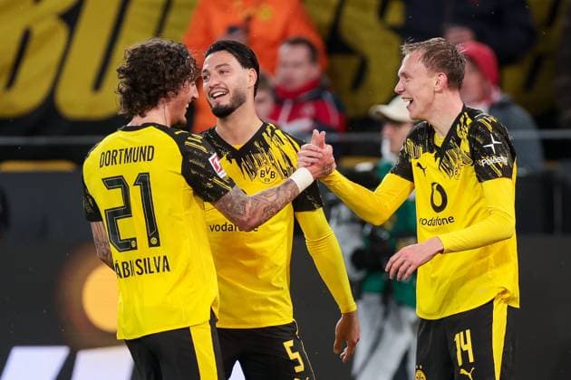 25.10.2025, 1. Bundesliga, 8. Spieltag, Borussia Dortmund - 1. FC Köln, v. l. Fabio Silva (Borussia Dortmund), Ramy Bensebaini (Borussia Dortmund), Maximilian Beier (Borussia Dortmund) bejubeln das Tor zum 1:0, Dortmund Signal Iduna Park NRW Deutschland xRHR-FOTO DEx Copyright: DennisxEwert RHR-FOTOx RHR-FOTO DE