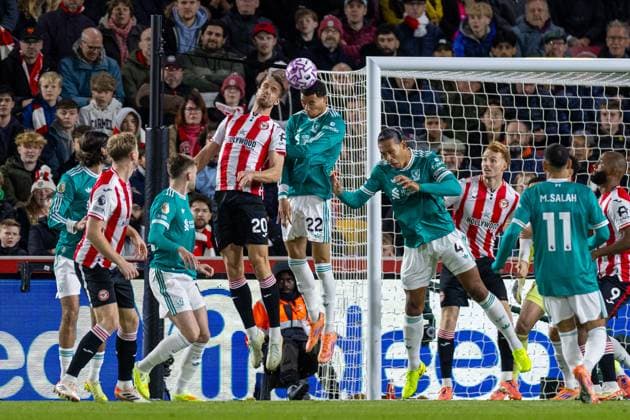 Football - FA Premier League - Brentford FC v Liverpool FC LONDON, ENGLAND - Saturday, October 24, 2025: Brentford s Kristoffer Ajer heads the ball to assist the opening goal during the FA Premier League match between Brentford FC and Liverpool FC at the Brentford Community Stadium. (Photo by David Rawcliffe Propaganda) LONDON Brentford Community Stadium GREATER LONDON ENGLAND  Copyright: xDavidxRawcliffex P2025-10-25-Brentford_Liverpool-37