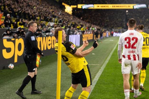 25.10.2025, 1. Bundesliga, 8. Spieltag, Borussia Dortmund - 1. FC Köln, Julian Ryerson (Borussia Dortmund) jubelt an der Eckkfahne, Dortmund Signal Iduna Park NRW Deutschland xRHR-FOTO DEx Copyright: DennisxEwert RHR-FOTOx RHR-FOTO DE