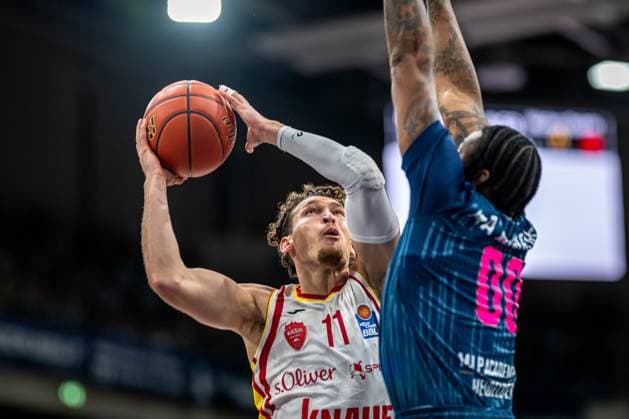 easyCredit BBL: MLP Academics Heidelberg – Fitness First Würzburg Baskets; 25.10.2025 Brae Ivey (11; Fitness First) und Marcus Weathers (00, MLP Academics Heidelberg) easyCredit BBL: MLP Academics Heidelberg – Fitness First Würzburg Baskets am 25.10.2025 im SNP-Dome, Heidelberg easyCredit BBL: MLP Academics Heidelberg – Fitness First Würzburg Baskets am 25.10.2025 im SNP-Dome, Heidelberg Copyright: xBEAUTIFULxSPORTS Gelhardtx