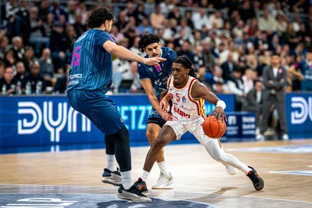 easyCredit BBL: MLP Academics Heidelberg – Fitness First Würzburg Baskets; 25.10.2025 Marcus Carr (5; Fitness First) dribbelt gegen Erol Ersek (11; MLP Academics Heidelberg) und Marcel Keßen (15, MLP Academics Heidelberg) easyCredit BBL: MLP Academics Heidelberg – Fitness First Würzburg Baskets am 25.10.2025 im SNP-Dome, Heidelberg easyCredit BBL: MLP Academics Heidelberg – Fitness First Würzburg Baskets am 25.10.2025 im SNP-Dome, Heidelberg Copyright: xBEAUTIFULxSPORTS Gelhardtx