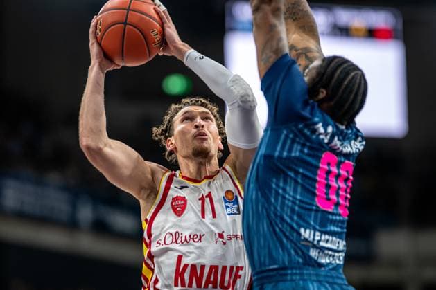 easyCredit BBL: MLP Academics Heidelberg – Fitness First Würzburg Baskets; 25.10.2025 Brae Ivey (11; Fitness First) versucht einen Wurf gegen Marcus Weathers (00, MLP Academics Heidelberg) easyCredit BBL: MLP Academics Heidelberg – Fitness First Würzburg Baskets am 25.10.2025 im SNP-Dome, Heidelberg easyCredit BBL: MLP Academics Heidelberg – Fitness First Würzburg Baskets am 25.10.2025 im SNP-Dome, Heidelberg Copyright: xBEAUTIFULxSPORTS Gelhardtx
