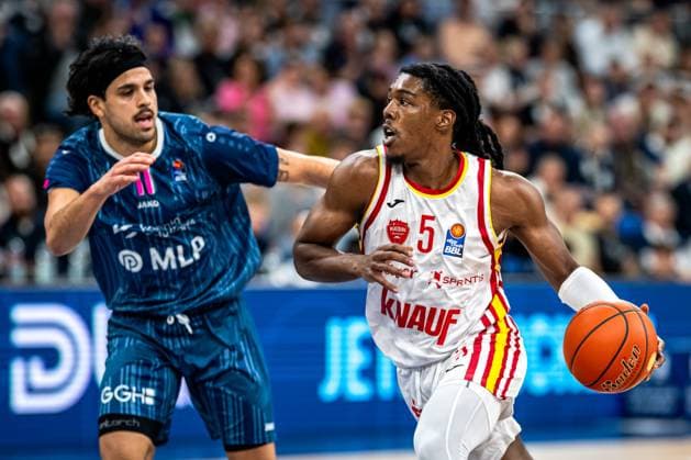 easyCredit BBL: MLP Academics Heidelberg – Fitness First Würzburg Baskets; 25.10.2025 Marcus Carr (5; Fitness First) dribbelt gegen Erol Ersek (11; MLP Academics Heidelberg) easyCredit BBL: MLP Academics Heidelberg – Fitness First Würzburg Baskets am 25.10.2025 im SNP-Dome, Heidelberg Copyright: xBEAUTIFULxSPORTS Gelhardtx