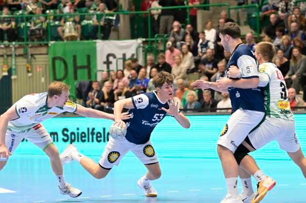 GER, 1.HBL, BHC06, BHC06 - SC DHfK Leipzig 25.10. 2025,Wuppertal ,Unihalle, GER, 1.Liqui Moly HBL, BHC06 - SC DHfK Leipzig 1.Liqui Moly HBL regulations prohibit any use of photographs as image sequences and or quasi-video im Bild Sören Steinhaus ( Bergischer HC 53 ) gegen Adam Lönn ( SC DHFK Leipzig 15 ).
