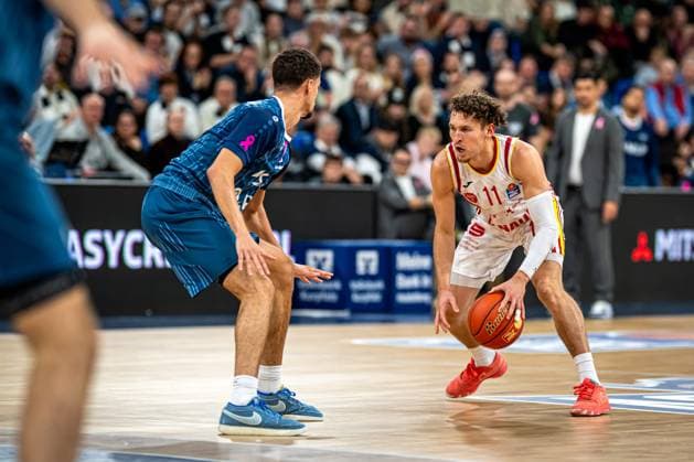 easyCredit BBL: MLP Academics Heidelberg – Fitness First Würzburg Baskets; 25.10.2025 Brae Ivey (11; Fitness First) dribbelt den Ball, Samuell Williamson (10, MLP Academics Heidelberg) verteidigt easyCredit BBL: MLP Academics Heidelberg – Fitness First Würzburg Baskets am 25.10.2025 im SNP-Dome, Heidelberg easyCredit BBL: MLP Academics Heidelberg – Fitness First Würzburg Baskets am 25.10.2025 im SNP-Dome, Heidelberg Copyright: xBEAUTIFULxSPORTS Gelhardtx
