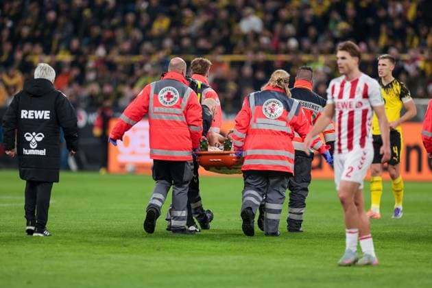 25.10.2025, 1. Bundesliga, 8. Spieltag, Borussia Dortmund - 1. FC Köln, Timo Hübers (1. FC Köln) muss nach einem Zweikampf vom Platz getragen werden, Dortmund Signal Iduna Park NRW Deutschland xRHR-FOTO DEx Copyright: DennisxEwert RHR-FOTOx RHR-FOTO DE
