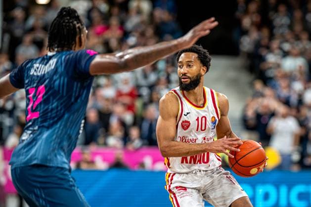 easyCredit BBL: MLP Academics Heidelberg – Fitness First Würzburg Baskets; 25.10.2025 Davion Mintz (10; Fitness First) wird von Osun Osunniyi (12; MLP Academics Heidelberg) verteidigt easyCredit BBL: MLP Academics Heidelberg – Fitness First Würzburg Baskets am 25.10.2025 im SNP-Dome, Heidelberg Copyright: xBEAUTIFULxSPORTS Gelhardtx