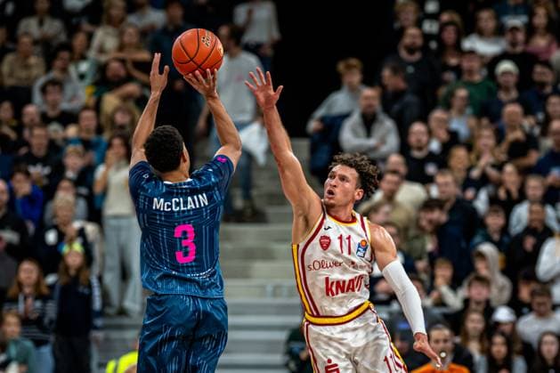 easyCredit BBL: MLP Academics Heidelberg – Fitness First Würzburg Baskets; 25.10.2025 Kevin McClain (3; MLP Academics Heidelberg) wirft, Brae Ivey (11; Fitness First) verteidigt easyCredit BBL: MLP Academics Heidelberg – Fitness First Würzburg Baskets am 25.10.2025 im SNP-Dome, Heidelberg Copyright: xBEAUTIFULxSPORTS Gelhardtx