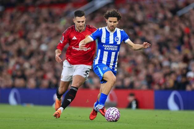 Football - Premier League - Manchester United, ManU v Brighton & Hove Albion 25th October 2025 - Premier League - Manchester United v Brighton & Hove Albion - Ferdi Kadioglu of Brighton & Hove Albion battles with Diogo Dalot of Manchester United - Photo: Simon Stacpoole Offside. Manchester UK Copyright: xSimonxStacpoolexOffside