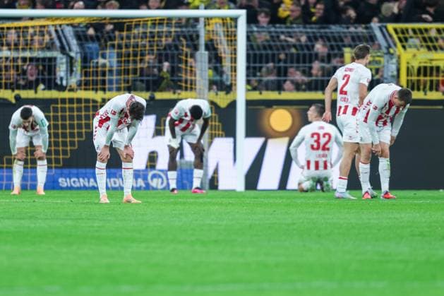 Fußball 1. Bundesliga 8. Spieltag Borussia Dortmund - 1. FC Köln am 25.10.2025 im Signal Iduna Park in Dortmund Die Kölner Spieler enttäuscht nach dem 1:0 durch Maximilian Beier ( Dortmund ) DFL regulations prohibit any use of photographs as image sequences and or quasi-video.