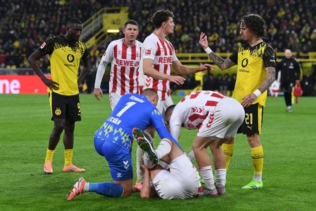 Fußball 1. Bundesliga 8. Spieltag Borussia Dortmund - 1. FC Köln am 25.10.2025 im Signal Iduna Park in Dortmund Timo Hübers ( Köln ) verletzt am Boden DFL regulations prohibit any use of photographs as image sequences and or quasi-video.