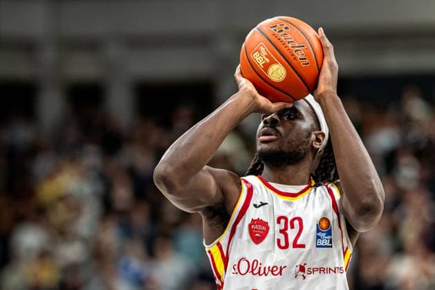 easyCredit BBL: MLP Academics Heidelberg – Fitness First Würzburg Baskets; 25.10.2025 Charles Thompson (32; Fitness First) bereitet einen Wurf vor easyCredit BBL: MLP Academics Heidelberg – Fitness First Würzburg Baskets am 25.10.2025 im SNP-Dome, Heidelberg Copyright: xBEAUTIFULxSPORTS Gelhardtx