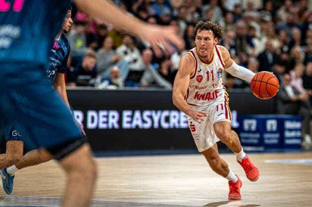 easyCredit BBL: MLP Academics Heidelberg – Fitness First Würzburg Baskets; 25.10.2025 Brae Ivey (11; Fitness First) dribbelt den Ball, Samuell Williamson (10; MLP Academics Heidelberg) verteidigt easyCredit BBL: MLP Academics Heidelberg – Fitness First Würzburg Baskets am 25.10.2025 im SNP-Dome, Heidelberg Copyright: xBEAUTIFULxSPORTS Gelhardtx