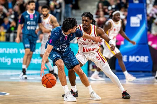 easyCredit BBL: MLP Academics Heidelberg – Fitness First Würzburg Baskets; 25.10.2025 Erol Ersek (11, MLP Academics Heidelberg) dribbelt gegen Marcus Carr (5; Fitness First) easyCredit BBL: MLP Academics Heidelberg – Fitness First Würzburg Baskets am 25.10.2025 im SNP-Dome, Heidelberg easyCredit BBL: MLP Academics Heidelberg – Fitness First Würzburg Baskets am 25.10.2025 im SNP-Dome, Heidelberg Copyright: xBEAUTIFULxSPORTS Gelhardtx