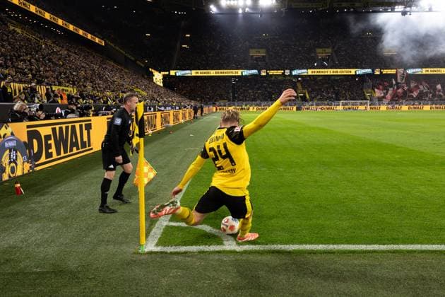 25.10.2025, 1. Bundesliga, 8. Spieltag, Borussia Dortmund - 1. FC Köln, Daniel Svensson (Borussia Dortmund) mit einer Ecke, Dortmund Signal Iduna Park NRW Deutschland xRHR-FOTO DEx Copyright: DennisxEwert RHR-FOTOx RHR-FOTO DE