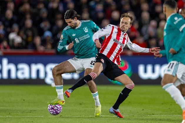 Football - FA Premier League - Brentford FC v Liverpool FC LONDON, ENGLAND - Saturday, October 24, 2025: Liverpool s Dominik Szoboszlai is challenged by Brentford s Mikkel Damsgaard during the FA Premier League match between Brentford FC and Liverpool FC at the Brentford Community Stadium. (Photo by David Rawcliffe Propaganda) LONDON Brentford Community Stadium GREATER LONDON ENGLAND  Copyright: xDavidxRawcliffex P2025-10-25-Brentford_Liverpool-49