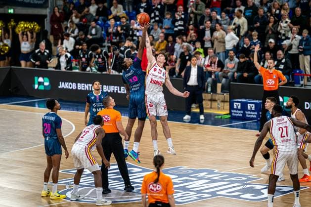 easyCredit BBL: MLP Academics Heidelberg – Fitness First Würzburg Baskets; 25.10.2025 Sprungball zwischen Osun Osunniyi (12, MLP Academics Heidelberg) und Christian Skladanowski (19; Fitness First) easyCredit BBL: MLP Academics Heidelberg – Fitness First Würzburg Baskets am 25.10.2025 im SNP-Dome, Heidelberg easyCredit BBL: MLP Academics Heidelberg – Fitness First Würzburg Baskets am 25.10.2025 im SNP-Dome, Heidelberg Copyright: xBEAUTIFULxSPORTS Gelhardtx