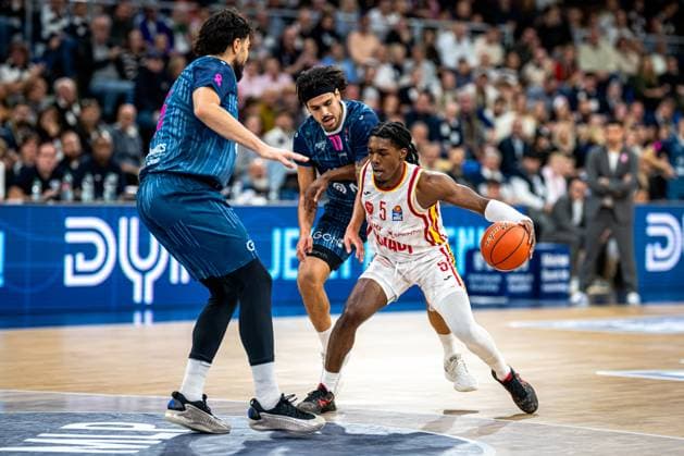 easyCredit BBL: MLP Academics Heidelberg – Fitness First Würzburg Baskets; 25.10.2025 Marcus Carr (5; Fitness First) dribbelt, Erol Ersek (11; MLP Academics Heidelberg) und Marcel Keßen (15, MLP Academics Heidelberg) verteidigen. easyCredit BBL: MLP Academics Heidelberg – Fitness First Würzburg Baskets am 25.10.2025 im SNP-Dome, Heidelberg easyCredit BBL: MLP Academics Heidelberg – Fitness First Würzburg Baskets am 25.10.2025 im SNP-Dome, Heidelberg Copyright: xBEAUTIFULxSPORTS Gelhardtx
