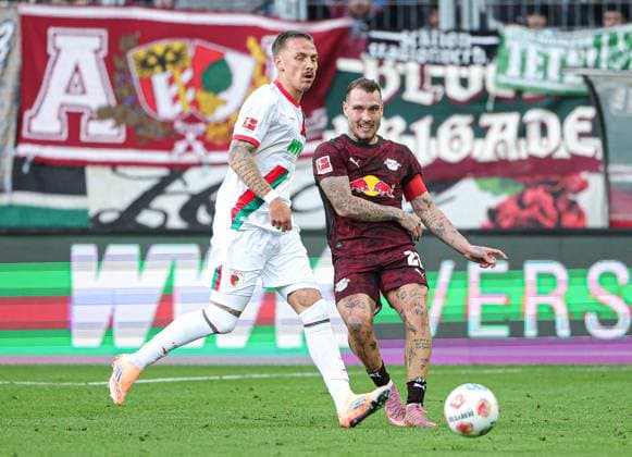 25.10.2024, 1. Bundesliga, FC Augsburg vs RB Leipzig, WWK Arena Augsburg, Fussball, im Bild: Philip Tietz (FC Augsburg) vs David Raum (RB Leipzig)