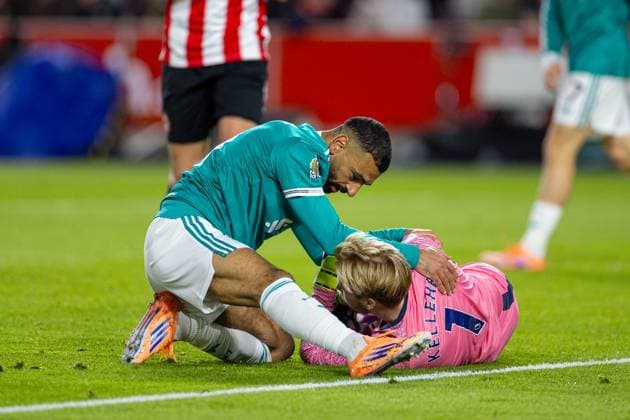Football - FA Premier League - Brentford FC v Liverpool FC LONDON, ENGLAND - Saturday, October 24, 2025: Liverpool s Mohamed Salah collides with Brentford s goalkeeper Caoimhin Kelleher during the FA Premier League match between Brentford FC and Liverpool FC at the Brentford Community Stadium. (Photo by David Rawcliffe Propaganda) LONDON Brentford Community Stadium GREATER LONDON ENGLAND  Copyright: xDavidxRawcliffex P2025-10-25-Brentford_Liverpool-53