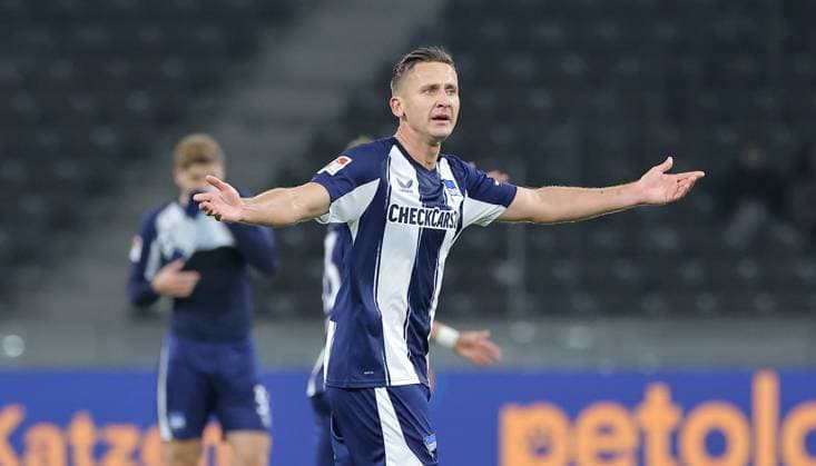 Paul Seguin zeigend, gestikulierend Einzelbild Freisteller Aktion Fußball Fussball DFL 2.Bundesliga Herren 10. Spieltag Saison 2025 2026 25.10.2025 Hertha BSC Berlin vs. Fortuna Düsseldorf DFL regulations prohibit any use of photographs as image sequences and or quasi-video