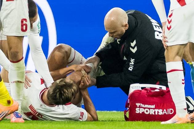 1. Fussball Bundesliga: Borussia Dortmund vs. 1. FC Koeln, 25.10.2025 DORTMUND, GERMANY - OCTOBER 25: Timo Huebers (Hübers, Hubers, 1. FC Koeln, 4) injures his knee and needs medical attention during the Bundesliga match between Borussia Dortmund vs. 1. FC Koeln at Signal Iduna Park on matchday 8 of the 1. Fussball Bundesliga on October 25, 2025 in Dortmund, Germany. DFL REGULATIONS PROHIBIT ANY USE OF PHOTOGRAPHS AS IMAGE SEQUENCES AND OR QUASI-VIDEO. Copyright: xBEAUTIFULxSPORTS Wunderlx
