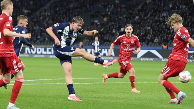 Kennet Eichhorn schiesst, Jesper Daland Zweikampf Spielszene Aktion Fußball Fussball DFL 2.Bundesliga Herren 10. Spieltag Saison 2025 2026 25.10.2025 Hertha BSC Berlin vs. Fortuna Düsseldorf DFL regulations prohibit any use of photographs as image sequences and or quasi-video