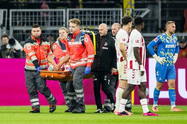 1. Fussball Bundesliga: Borussia Dortmund vs. 1. FC Koeln, 25.10.2025 DORTMUND, GERMANY - OCTOBER 25: Timo Huebers (Hübers, Hubers, 1. FC Koeln, 4) is being carried off the pitch by medical staff after injury during the Bundesliga match between Borussia Dortmund vs. 1. FC Koeln at Signal Iduna Park on matchday 8 of the 1. Fussball Bundesliga on October 25, 2025 in Dortmund, Germany. DFL REGULATIONS PROHIBIT ANY USE OF PHOTOGRAPHS AS IMAGE SEQUENCES AND OR QUASI-VIDEO. Copyright: xBEAUTIFULxSPORTS Wunderlx