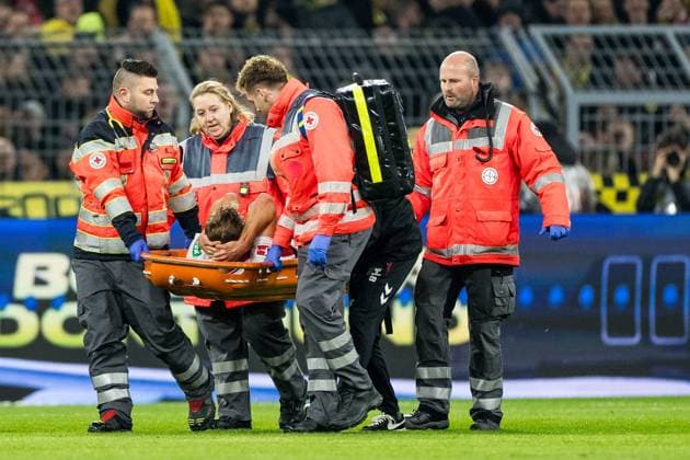 1. Fussball Bundesliga: Borussia Dortmund vs. 1. FC Koeln, 25.10.2025 DORTMUND, GERMANY - OCTOBER 25: Timo Huebers (Hübers, Hubers, 1. FC Koeln, 4) is being carried off the pitch by medical staff after injury during the Bundesliga match between Borussia Dortmund vs. 1. FC Koeln at Signal Iduna Park on matchday 8 of the 1. Fussball Bundesliga on October 25, 2025 in Dortmund, Germany. DFL REGULATIONS PROHIBIT ANY USE OF PHOTOGRAPHS AS IMAGE SEQUENCES AND OR QUASI-VIDEO. Copyright: xBEAUTIFULxSPORTS Wunderlx