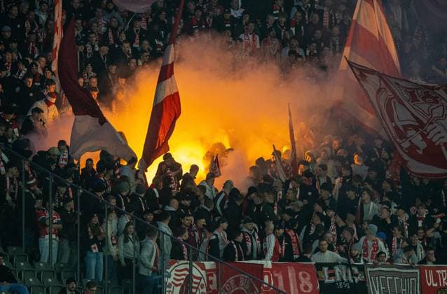 Fussball, Herren, Saison 2025 2026, 2. Bundesliga (10. Spieltag), Hertha BSC - Fortuna Düsseldorf, Fans von Düsseldorf zünden Pyrotechnik, 25.10. 2025,