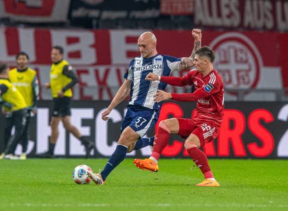 Fussball, Herren, Saison 2025 2026, 2. Bundesliga (10. Spieltag), Hertha BSC - Fortuna Düsseldorf, v.l. Toni Leistner (Hertha BSC), Danny Schmidt (Düsseldorf), 25.10. 2025,