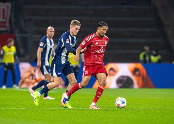 Fussball, Herren, Saison 2025 2026, 2. Bundesliga (10. Spieltag), Hertha BSC - Fortuna Düsseldorf, v.l. Marten Winkler (Hertha BSC), Kenneth Schmidt (Düsseldorf), 25.10. 2025,