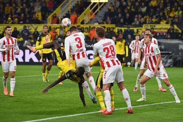 Mit diesem Fallrueckzieher trifft Serhou GUIRASSY (DO) den Gegenspieler Dominique HEINTZ (K) am Kopf und erhaelt die gelbe Karte, Verwarnung Fussball 1. Bundesliga, 8.Spieltag, matchday8, Borussia Dortmund (DO) - 1. FC Koeln (K) 1-0 am 25.10.2025 in Dortmund Deutschland. UEFA regulations prohibit any use of photographs as image sequences and or quasi-video Â